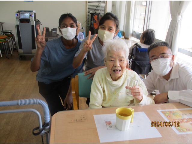 誕生者を囲んで、技能実習生も一緒に記念撮影です。