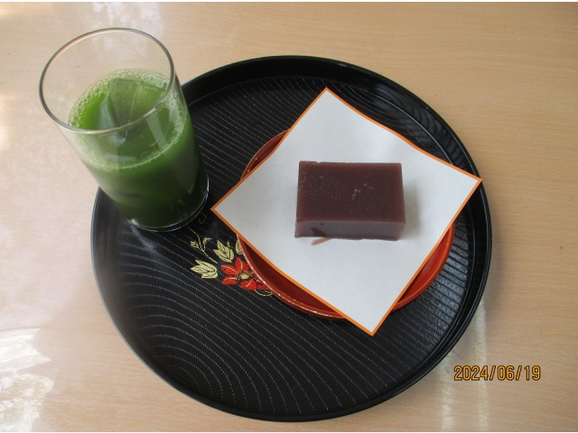 グリーンティと水ようかんです。