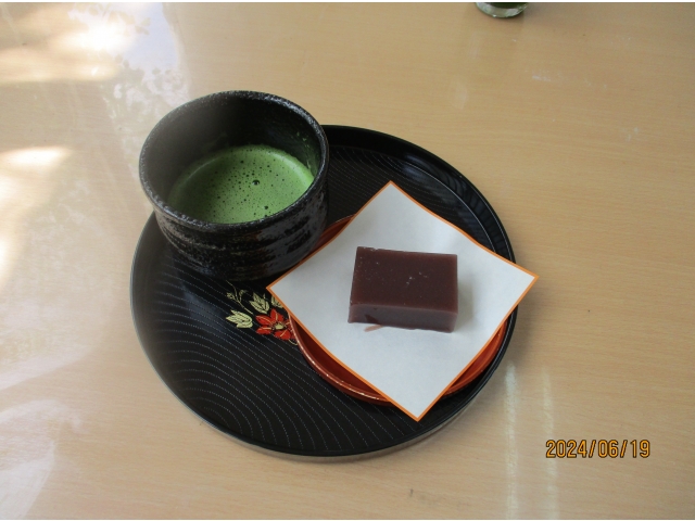 抹茶と水ようかんです。