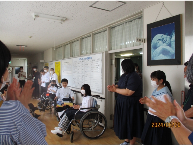 生徒さん自ら利用者さんのところへ足を運び、あいさつを。