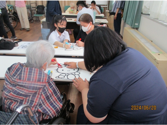 紙が動かないようにそっと手を添えて