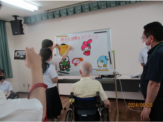 塗り終わると大きな１枚のポスターの完成