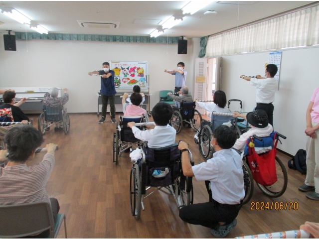 大府苑の作業療法士が筋肉や骨を動かし、けが予防につながる体操をしました