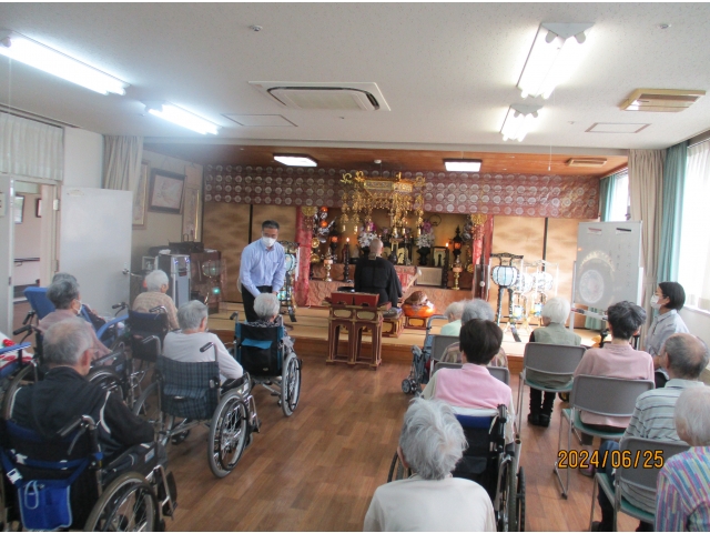 苑長から順番に、お焼香をおこないました。