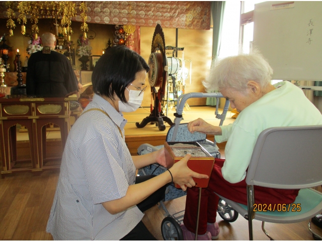 ご利用者様も順番にお焼香を行いました。