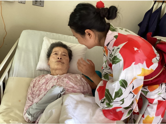 お部屋で過ごされる方にも浴衣姿を見ていただきました