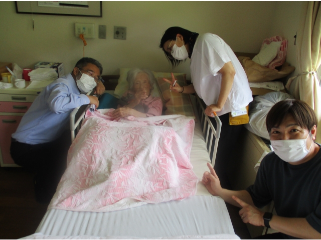 お部屋でお食事をされるご利用者様には、お部屋でお誕生日をお祝いしました。