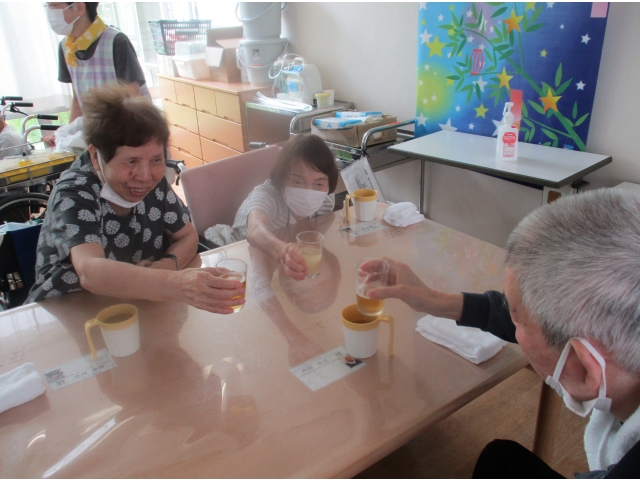 誕生者の方のご発声で、乾杯をしました。