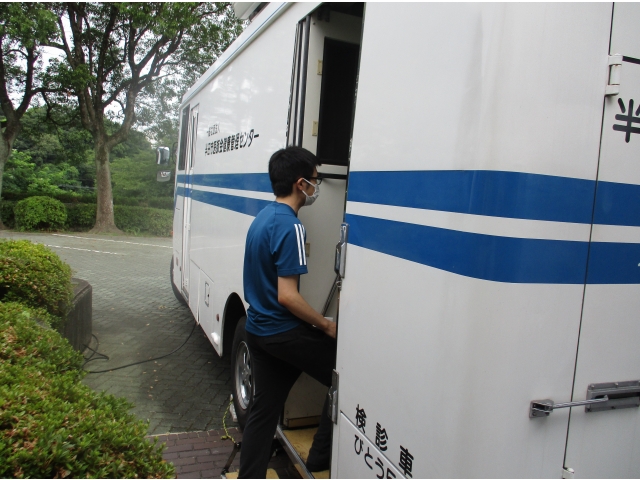 職員は、検診車でレントゲンを撮影しました。