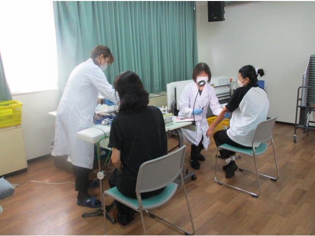 順番に採血を行いました。