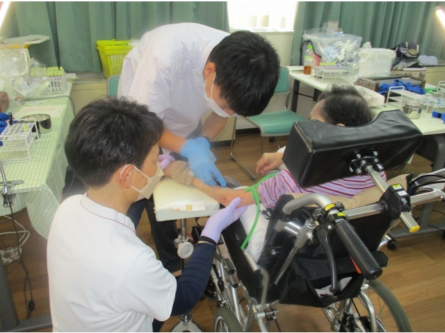 ご利用者様も採血を行いました。「やっぱり注射は苦手」とおっしゃるご利用者様に職員もうなづいていました。
