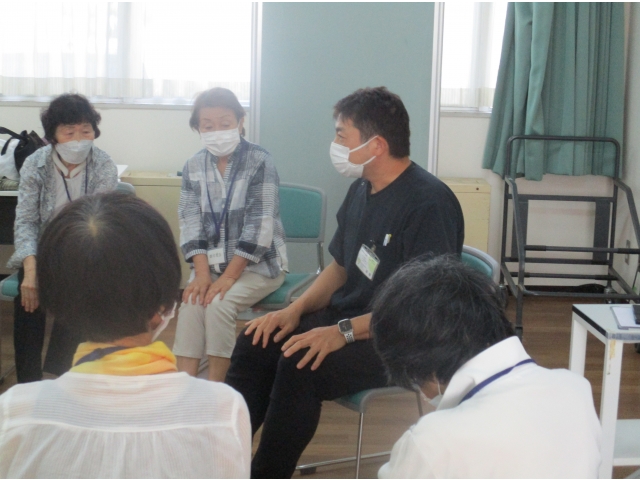 作業療法士の話を熱心に聞き入ってくださいました