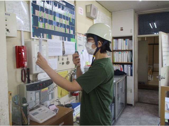 館内へ火災を知らせる放送で避難を指示します