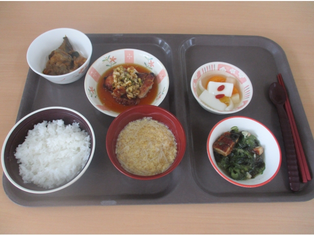 本日の昼食です。油淋鶏や鰻ざく、夏野菜のみそ炒めなどスタミナ満点のメニューです。