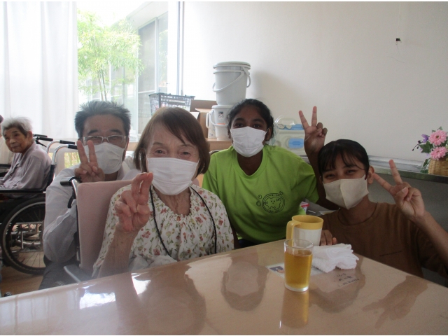 お誕生者を囲んで記念撮影です。