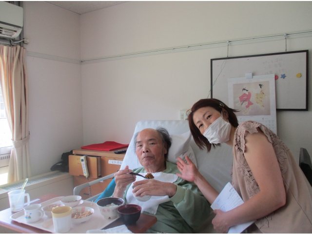 お部屋で食事をされるご利用者様には、お部屋までお伺いしお祝いしました。