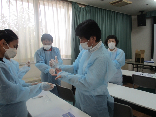 日常的に使う手袋にも外し方のコツを学びます