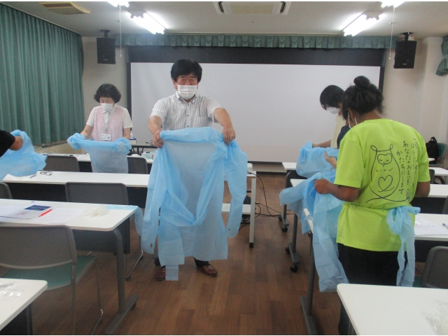 汚染箇所に触れないようにガウンを外します