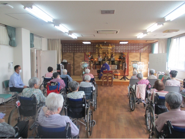 お彼岸法要に多くのご利用者様が集まりました。