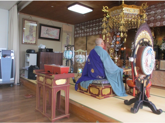 ご住職が、お彼岸法要に合わせたお経を唱えてくださいました。