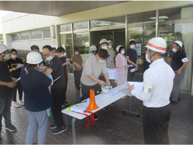 通報連絡班や避難誘導班、消火班などの役割に分かれます