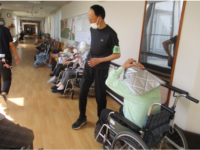 ご利用者様に防災頭巾の準備をします