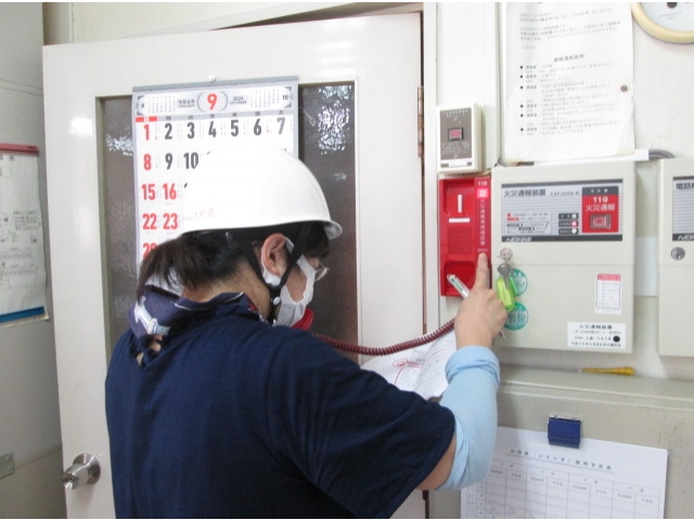 一方、火災発生を知らせる緊急通報を行います