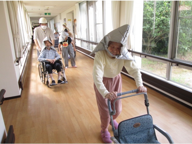 長い廊下を安全に避難できるよう誘導します