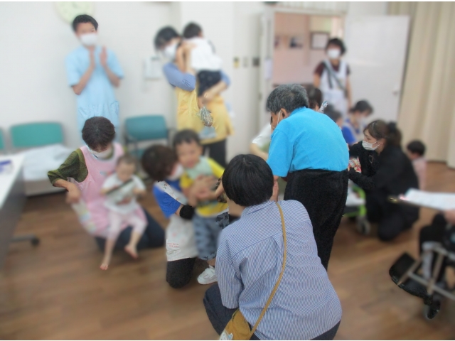 大府苑の庭にあったどんぐりをご利用者様からのプレゼントでお渡ししました