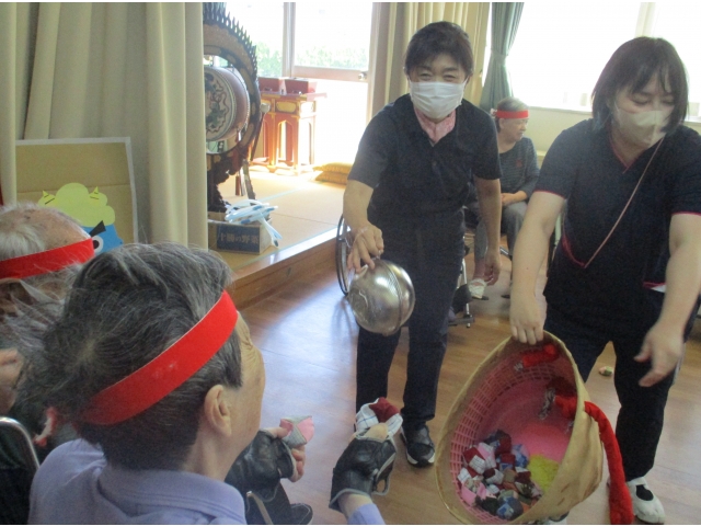 大きな鈴やタンバリンなどを鳴らして応援しながら、どんどん玉を籠に入れていきました。