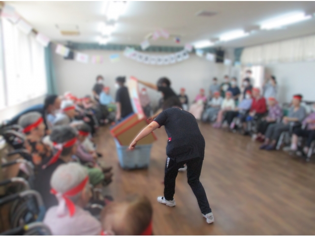 利用者の皆さんで協力して玉入れを行いました。