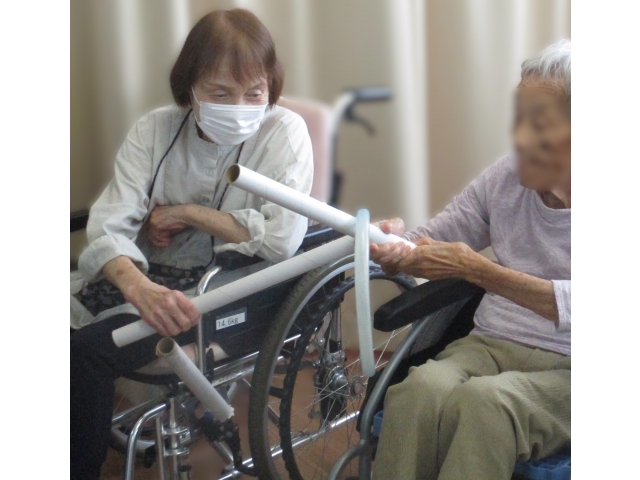 棒体操で準備体操を行ったあと、棒を使って輪を送るゲームも行いました。