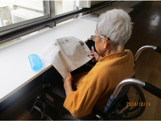 選挙公報を熱心に読んで見えました。