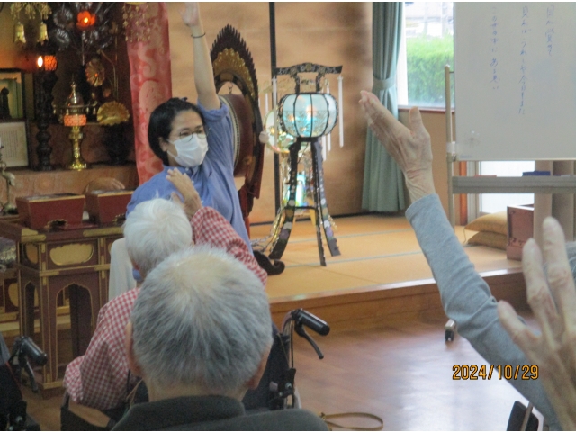 月例祭後、相談員による腰痛予防体操も行いました。