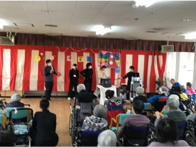 行事担当の職員の司会進行で、お楽しみ演芸会がはじまりました。