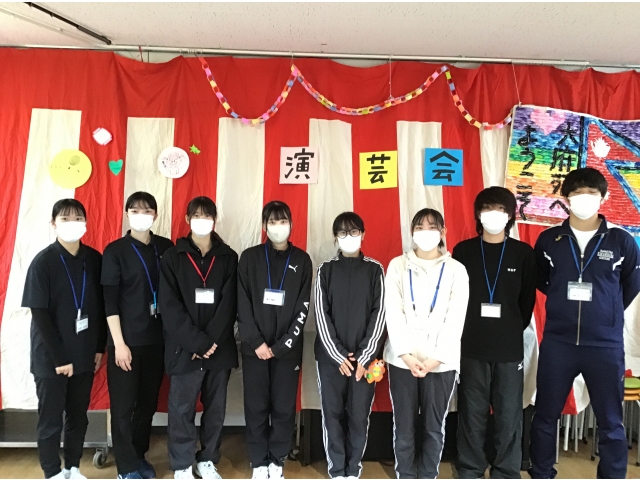 至学館大学の８名の実習生さんが、準備や片づけを手伝ってくれました。またカラオケで素敵な歌声を披露してくれました。ありがとうございました。