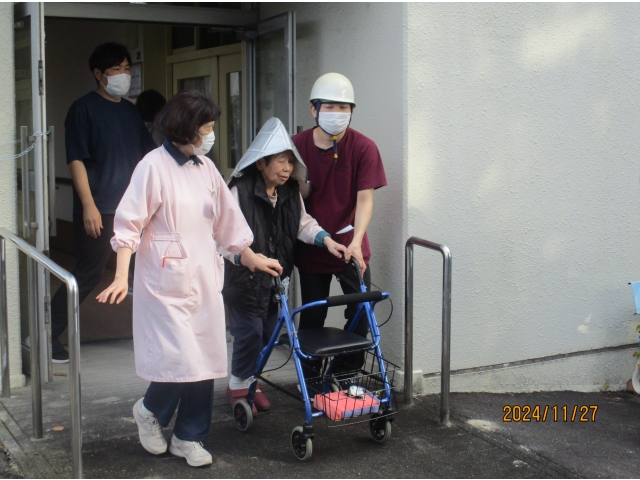 歩いて避難されるご利用者様を安全に避難所まで誘導しました。