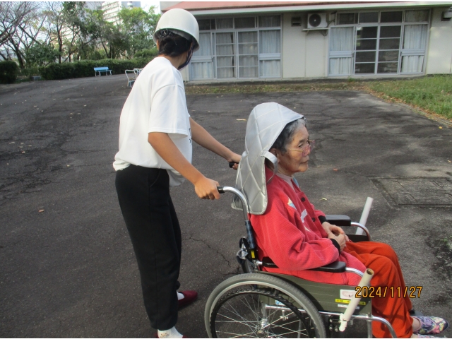 技能実習生がやさしく声をかけながら、避難誘導をしました。