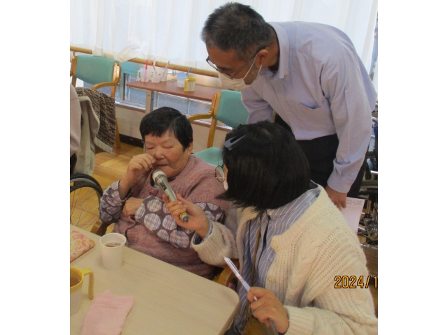 お誕生者を順番に紹介し、ご利用者様と職員でお祝いしました。