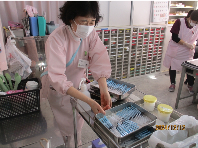 看護職員が、協力して予防接種の準備をしました。