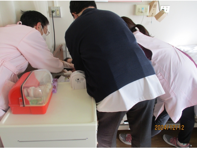 主治医の先生をサポートしながら、予防接種を行いました。