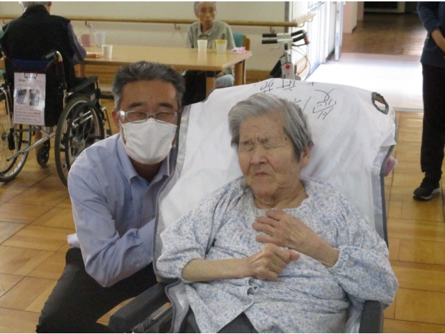 お誕生者の方と記念撮影です。