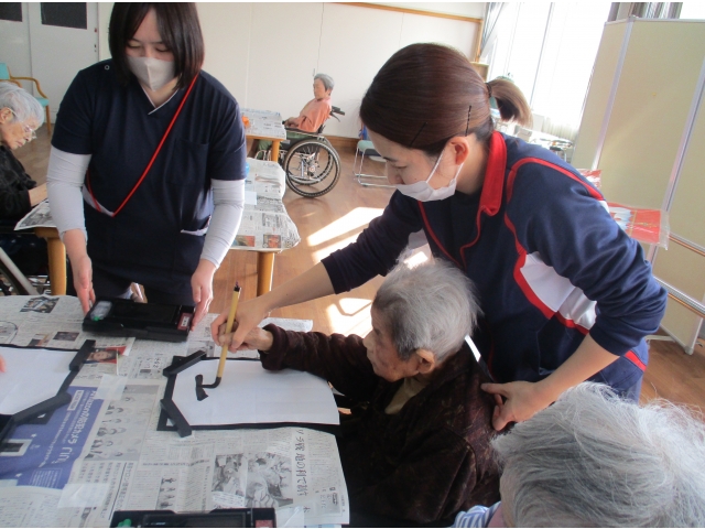 ご利用者様と一緒に書き初めを行いました。