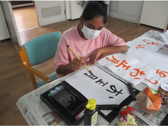 技能実習生も書き初めに挑戦しました。