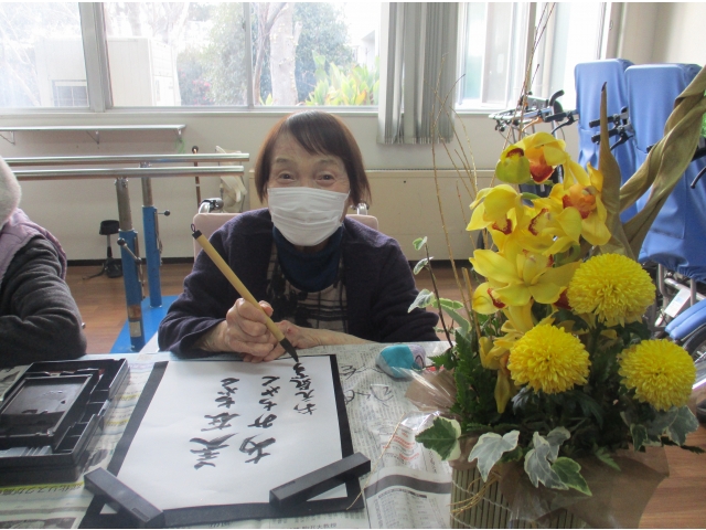 何を書こうか迷いながら、書き初めを楽しんでいました。