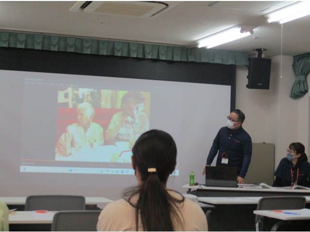 映像を見ながら、認知症の方のできていること、できていないことを認知症の方の気持ちを考え、望ましい接し方を考えました。