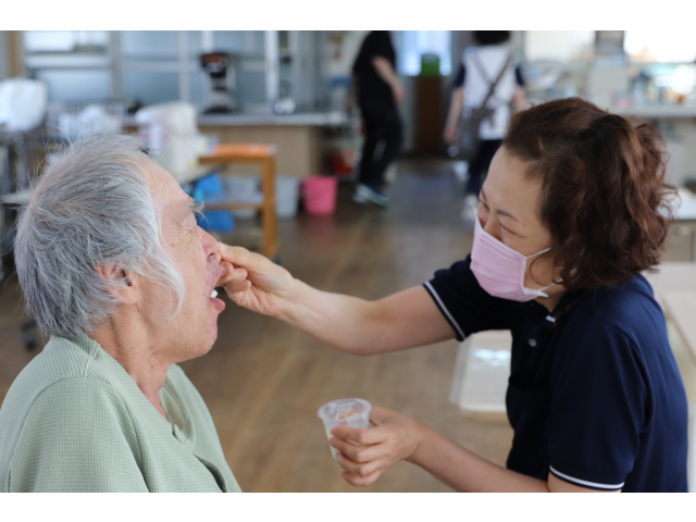 こちらの利用者さん嬉しそうに食べてます😝