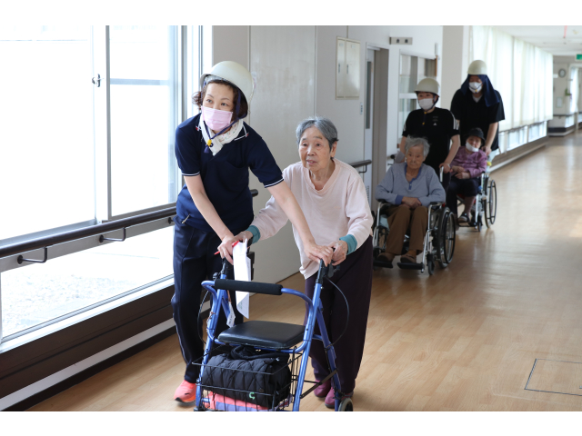 職員と一緒に避難🏃🏻