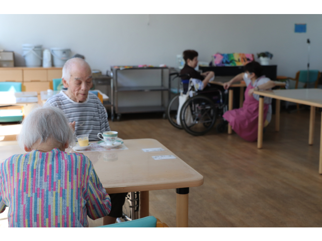 奥でケアマネと談笑中😆