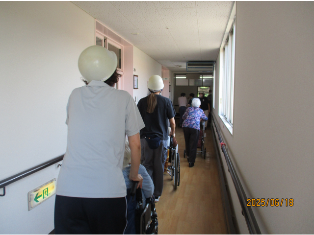 皆さん続々と避難場所へ🏃🏻